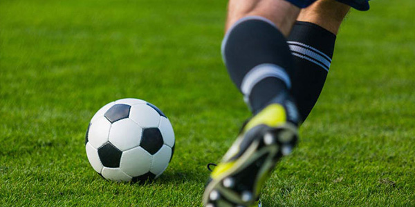 Jugador de fútbol pateando una pelota